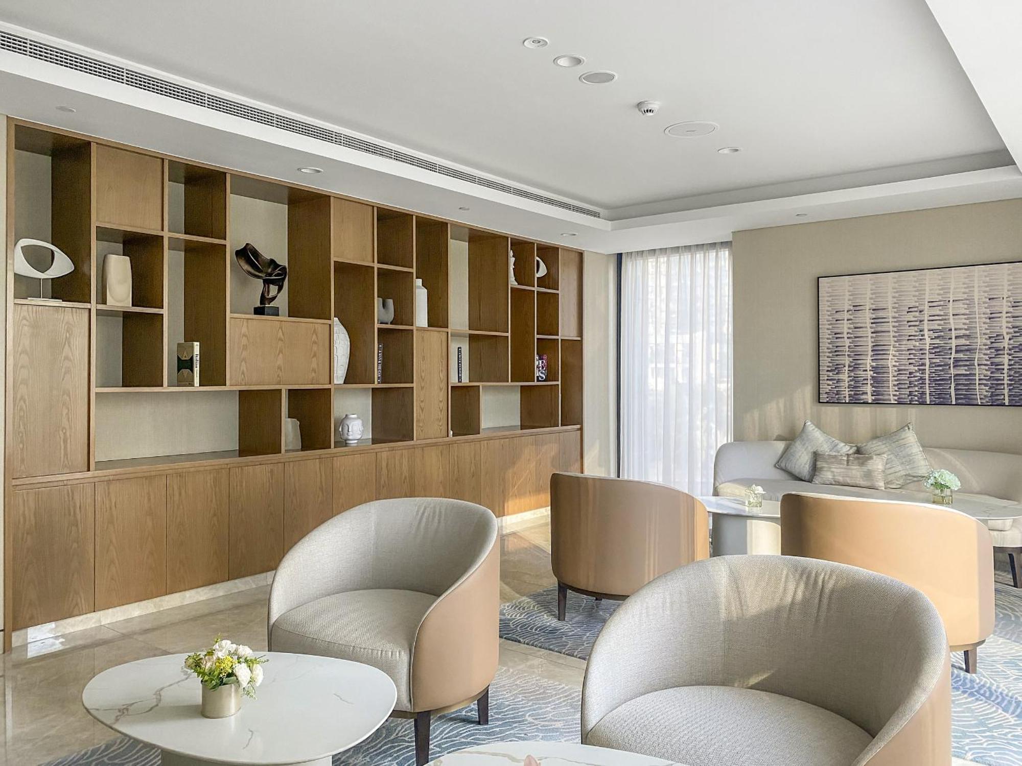 Vayk - Sophisticated 2br In Prime Downtown Location Apartment *