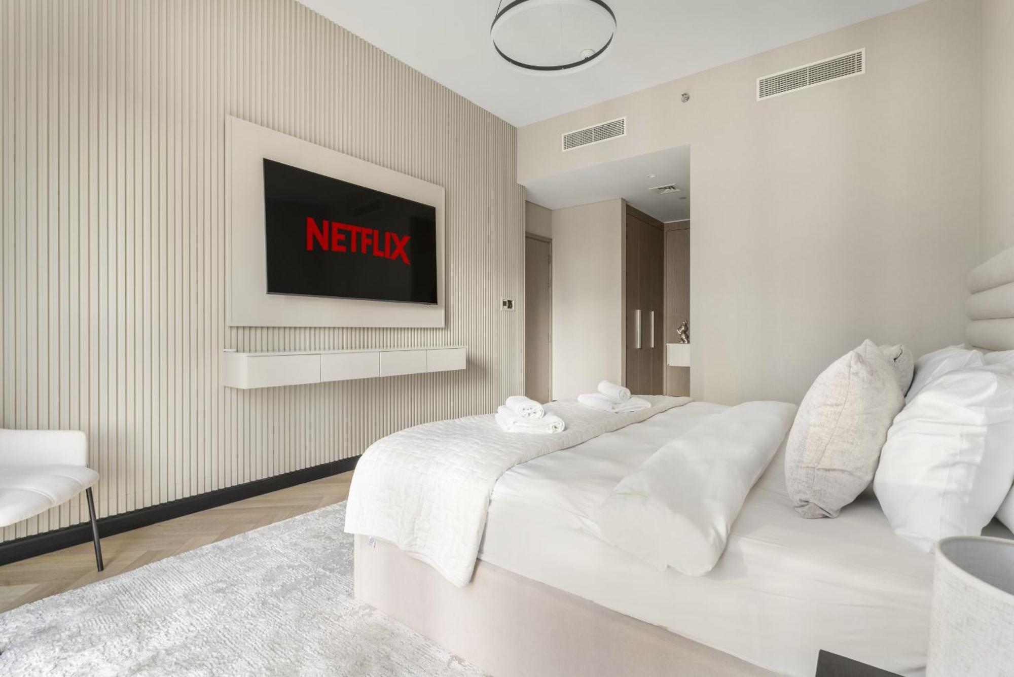 Vayk - Sophisticated 2br In Prime Downtown Location Apartment